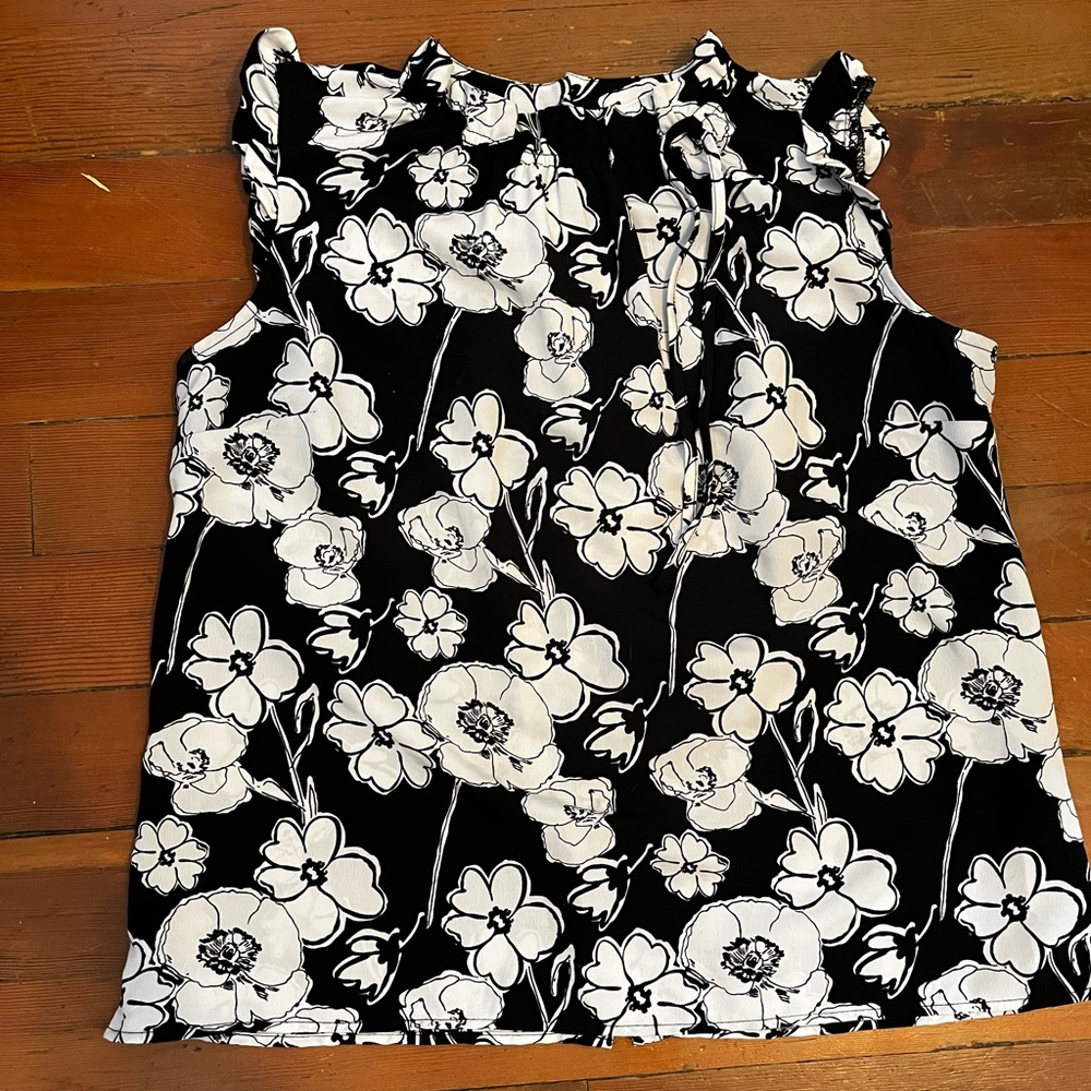 ✨5 for $25✨
Floral Black and White Sleeveless Top